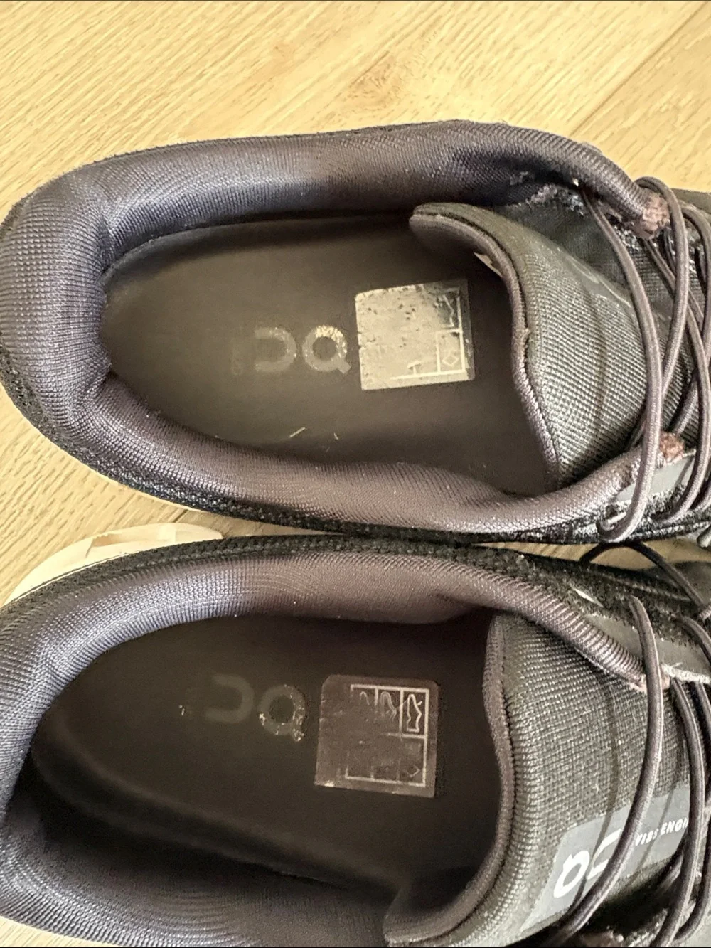 On Running Cloud 6 Men's Size M 8.5  black  White Running Shoes